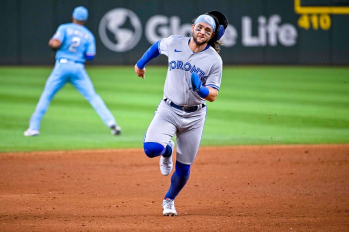 Bo Bichette sprints toward third base